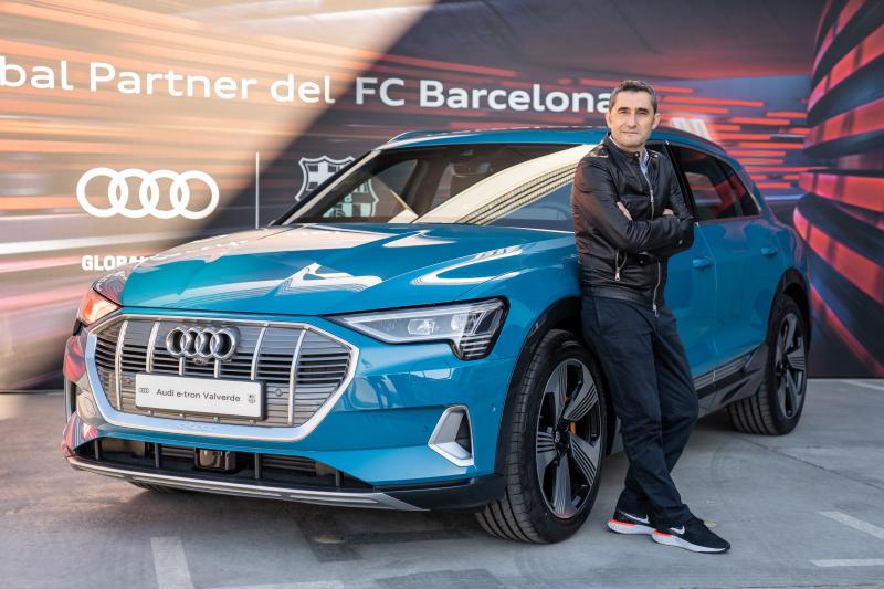 - Audi x FC Barcelone | les joueurs posent avec leur voiture